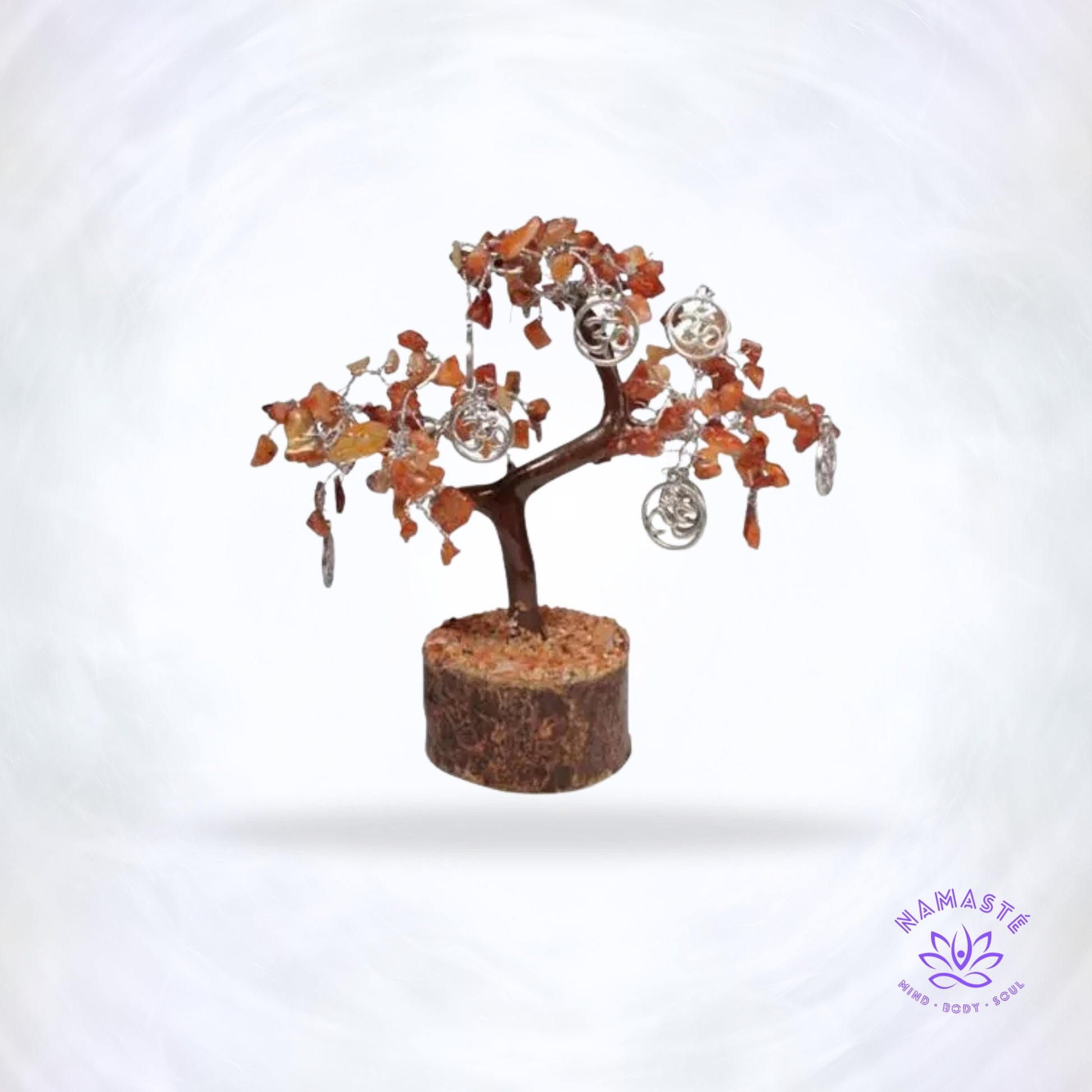 Carneool edelsteenboom met OM-symbool – energie, creativiteit en motivatie in een krachtig decorstuk.