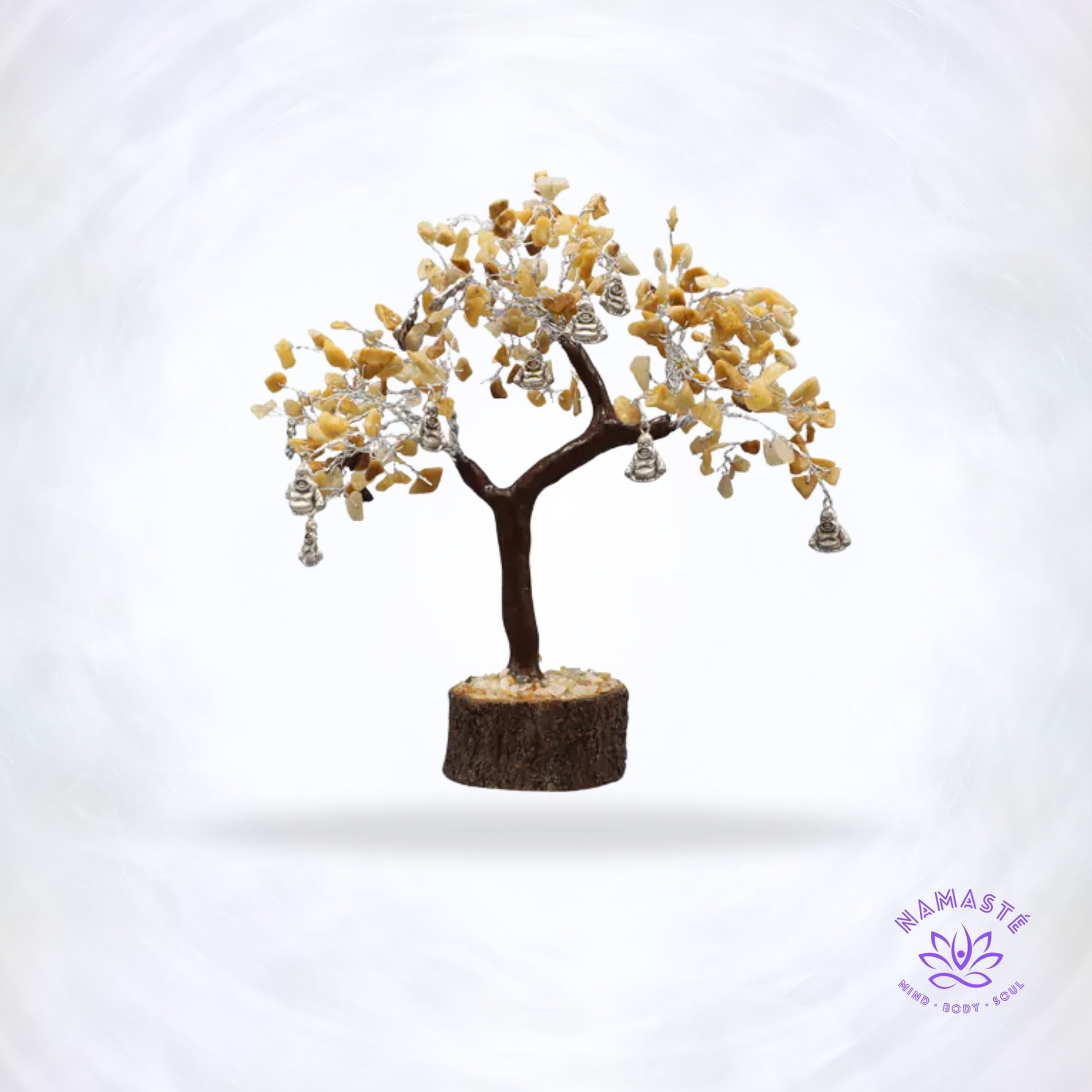 Gele Jade edelsteenboom en Lachende Boeddha ornament op houten basis – symbool van geluk en overvloed.