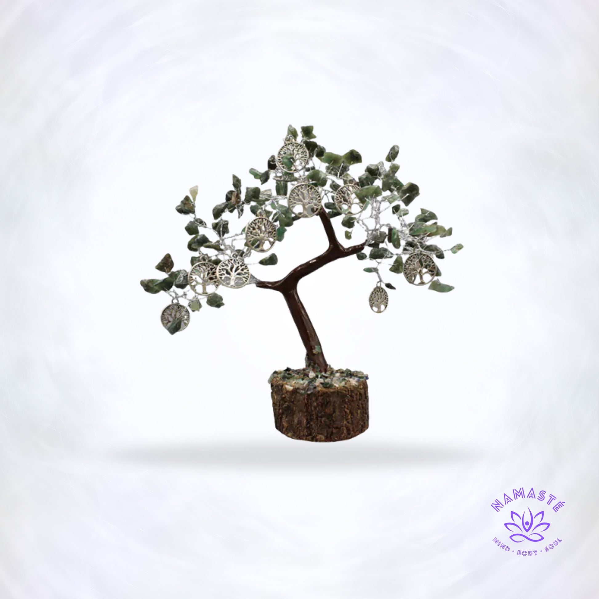 Groene Jade edelsteenboom met levensboom-bedeltjes op houten basis – harmonie en rust.