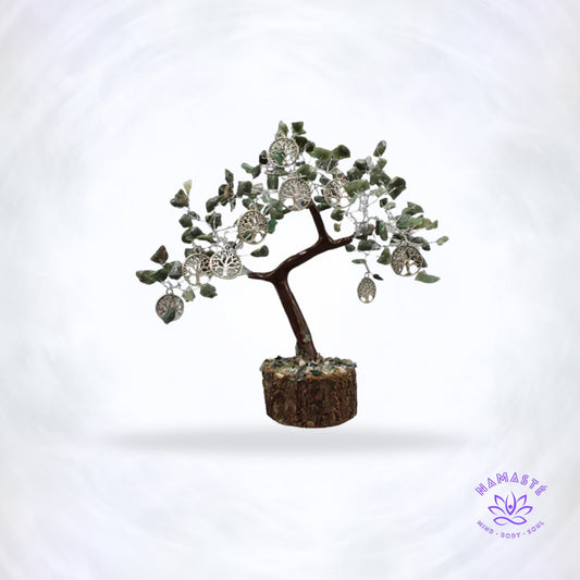 Groene Jade edelsteenboom met levensboom-bedeltjes op houten basis – harmonie en rust.
