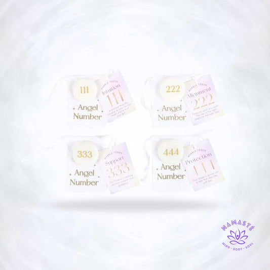 Marmeren engelnummer steen met gouden gravure – spiritueel affirmatiesteentje.