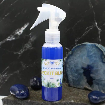 flesje florida spray reckit blue op een stenen ondergrond en een agaat op de achtergrond