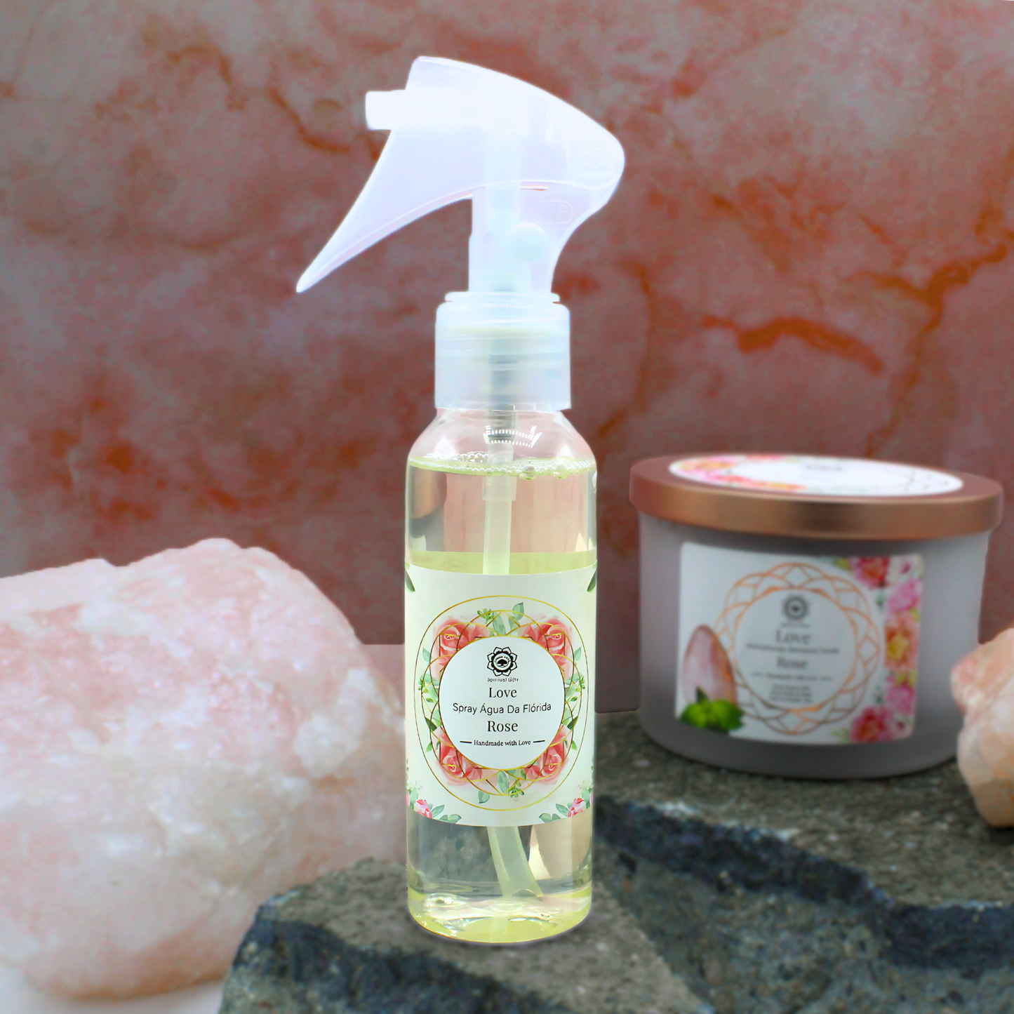spirituele setting met een fles florida water spray roos en rozenkwarts en een kaars op de achtergrond