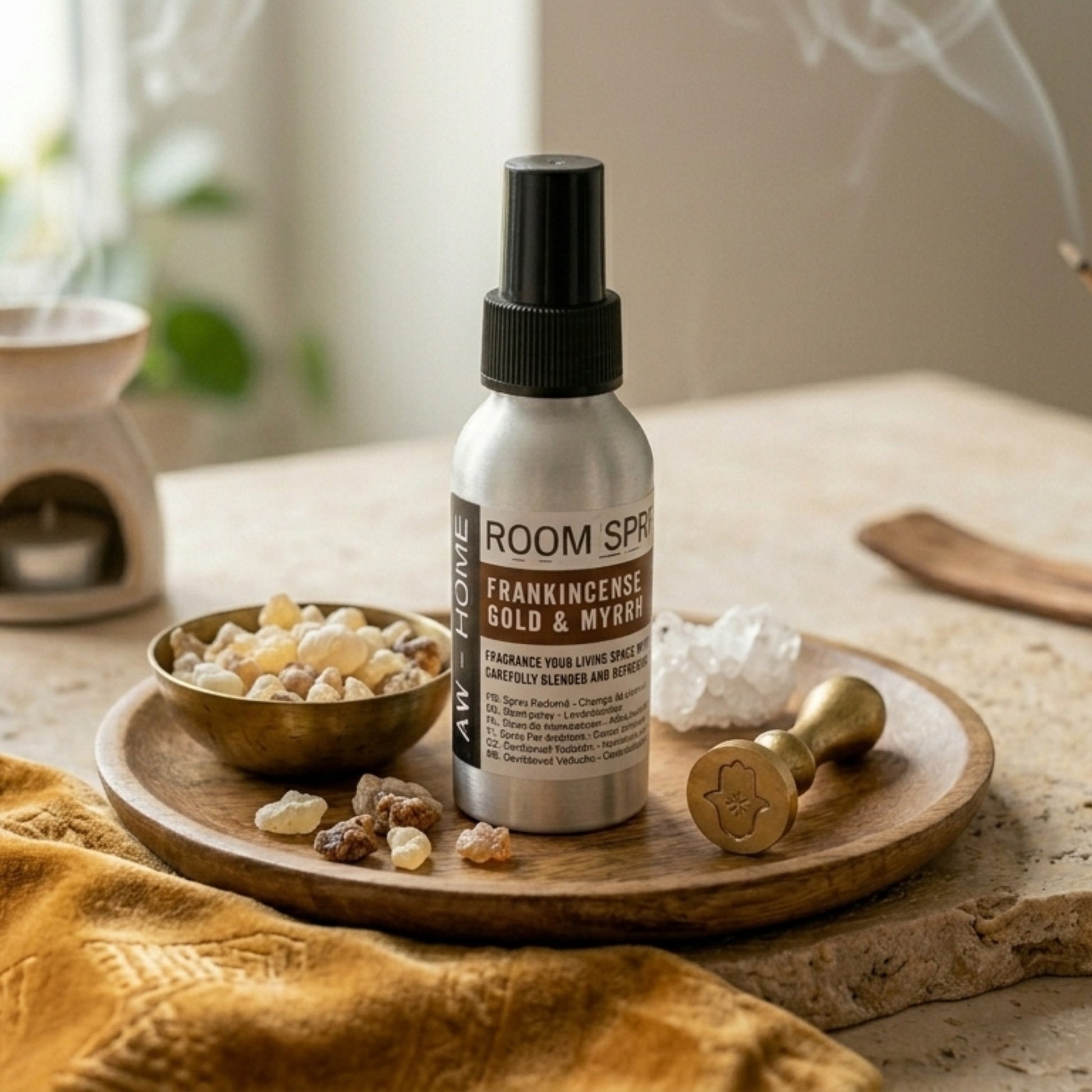 frankincense gold & myrrh op een houten schaal met wierook een geurbrander op de achtergrond