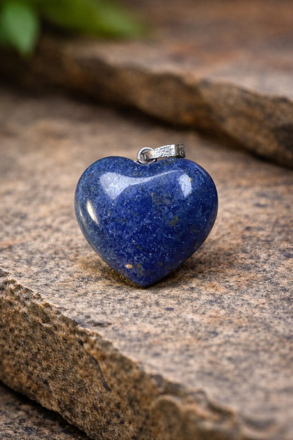 hart hanger in lapis lazuli op steen