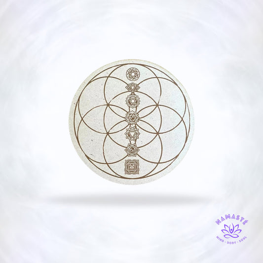 Houten grid board van 25 cm met gegraveerd chakrasymbool.
