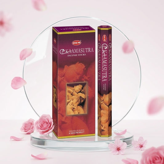 kleine en grote doos kaamasutra wierookstokjes met bloemblaadjes errond