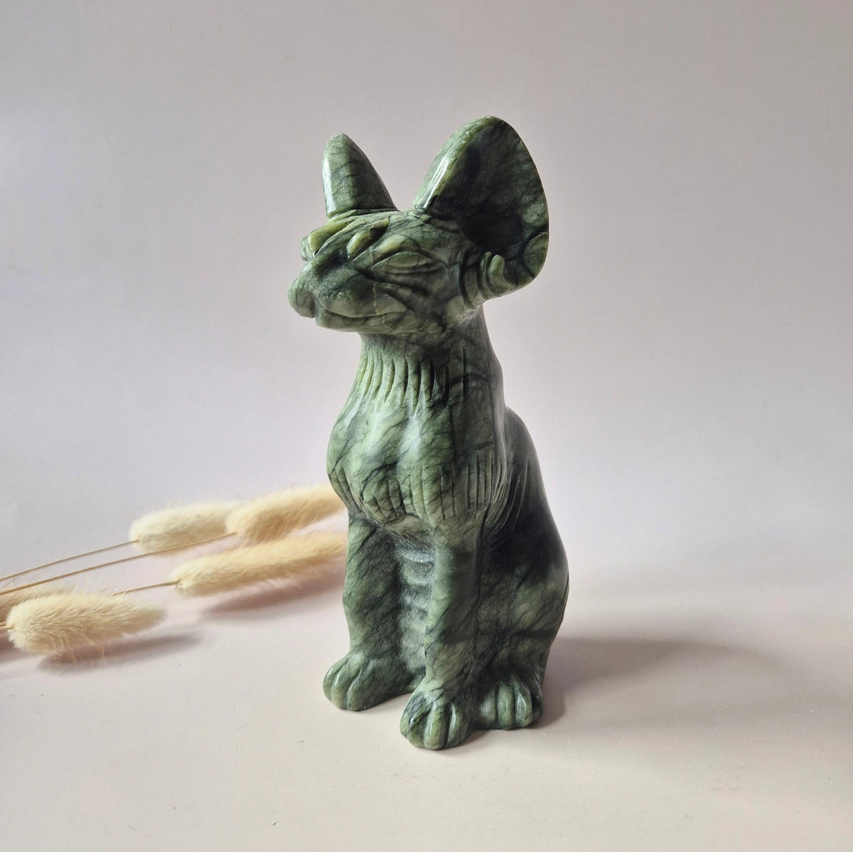kat in groene jade zijkant links