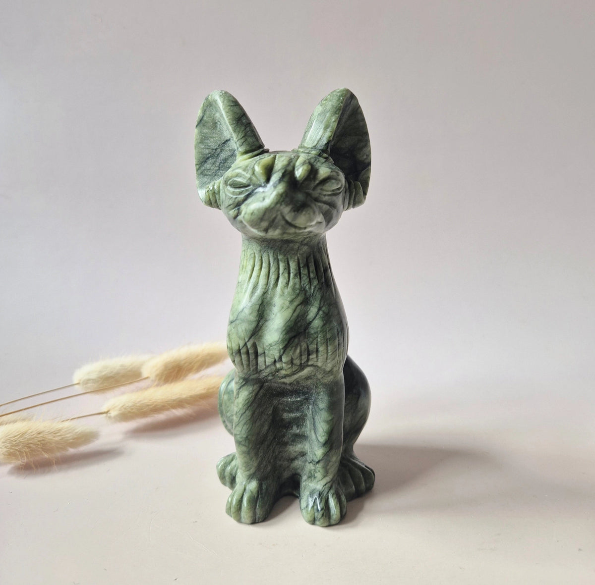 kat in groene jade voorkant