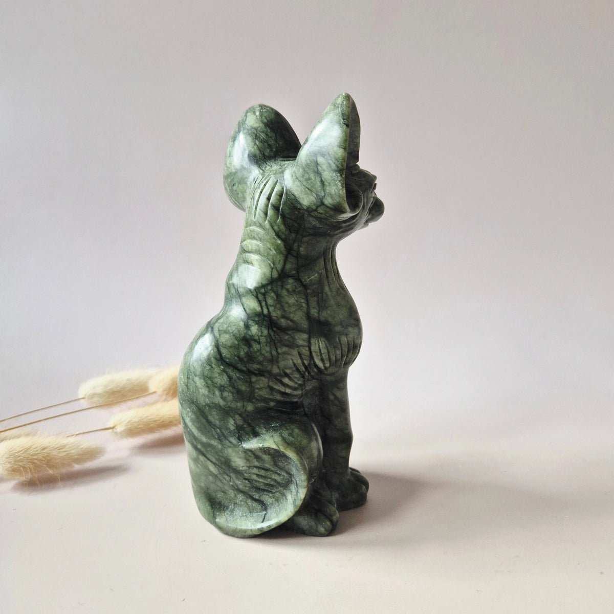 kat in groene jade zijkant