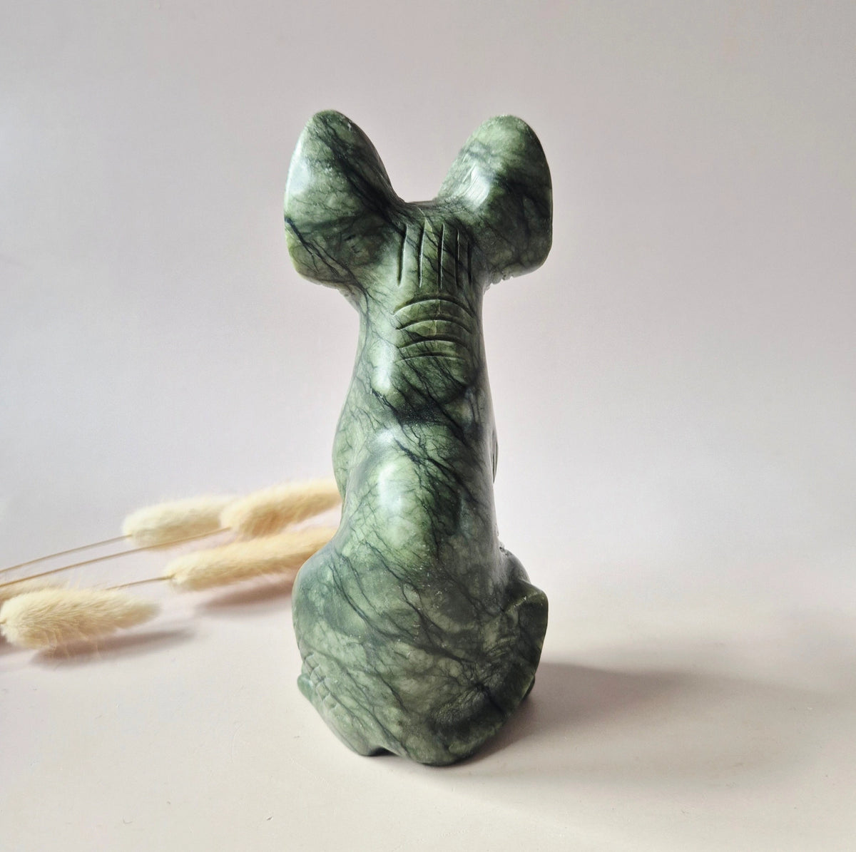 kat in groene jade achterzijde