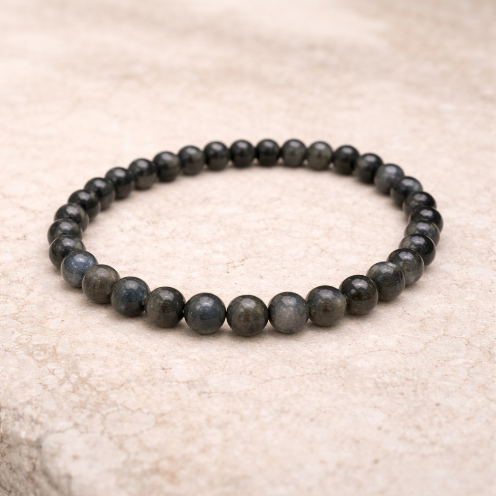 labradoriet armband op steen