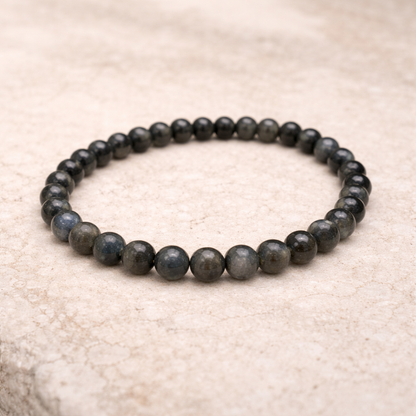 labradoriet armband op steen