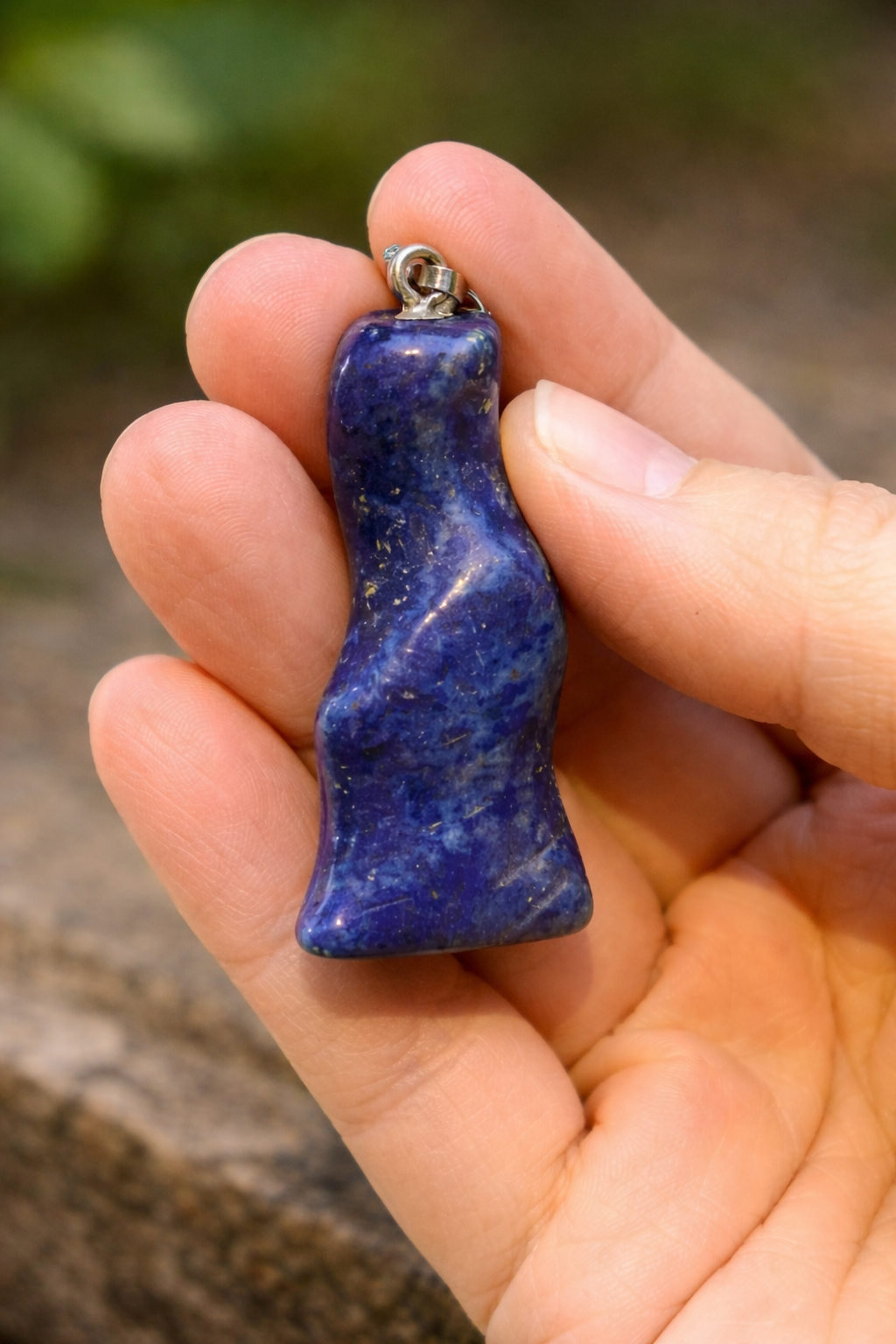 gedraaide lapis lazuli hanger in de hand