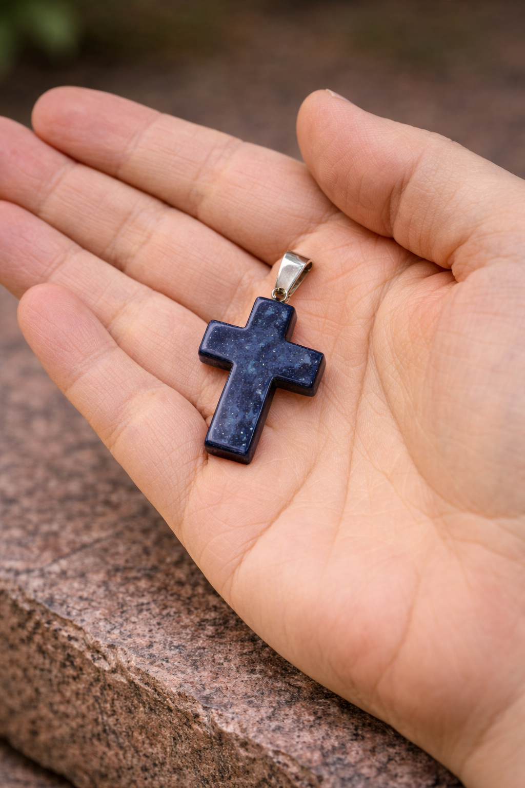 lapis lazuli kruis in de hand