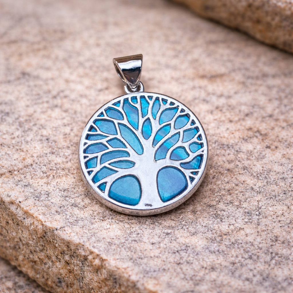 blauwe levensboomhanger met parelmoer op steen