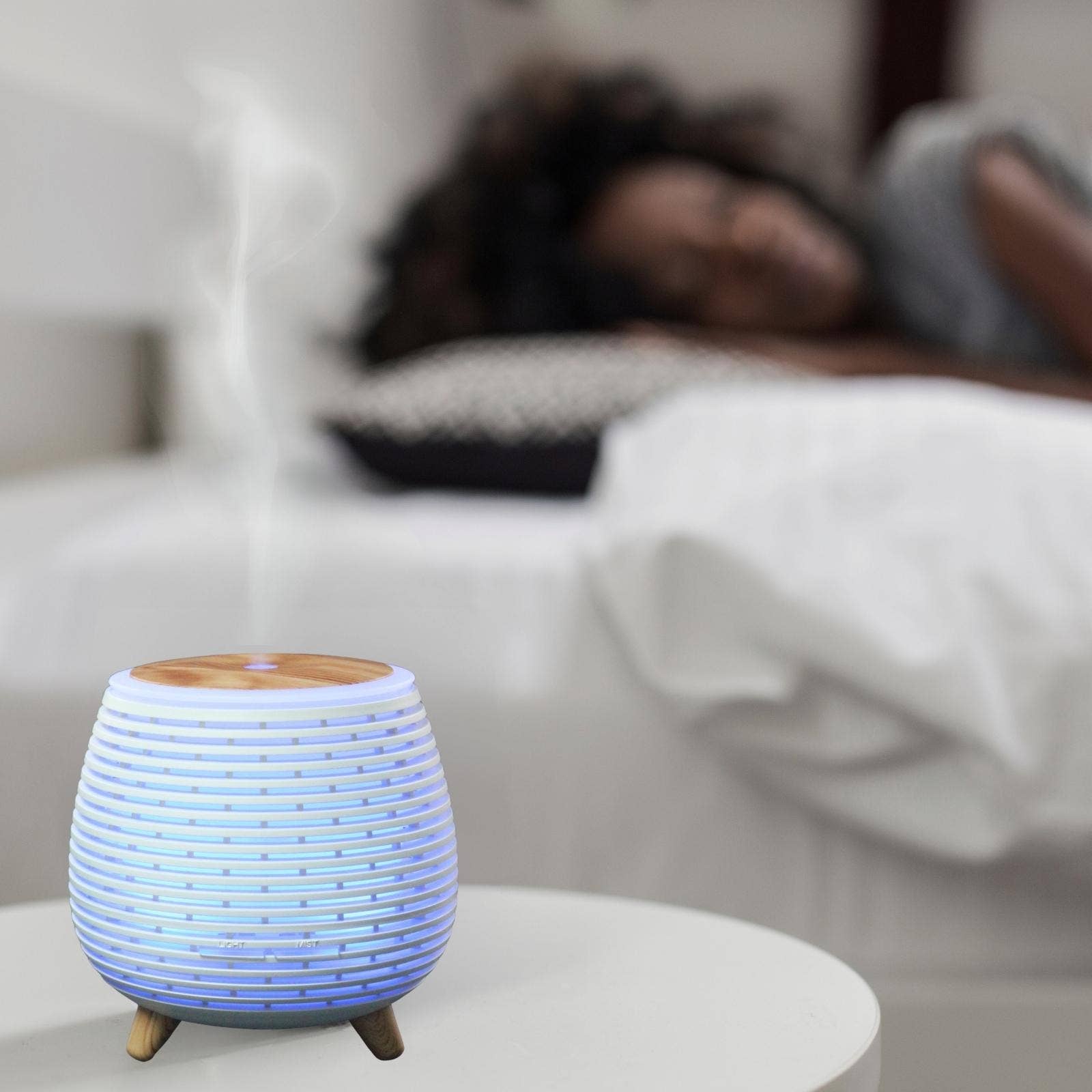 lina diffuser met blauw licht in de slaapkamer