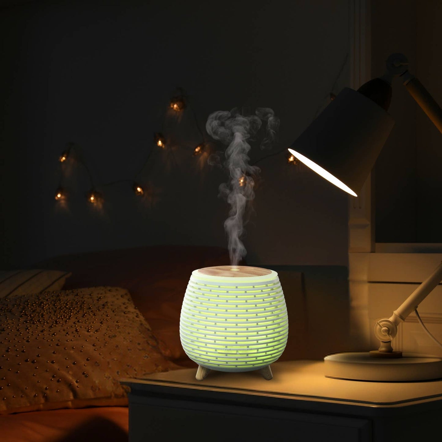 lina diffuser met geel licht op een nachttafel