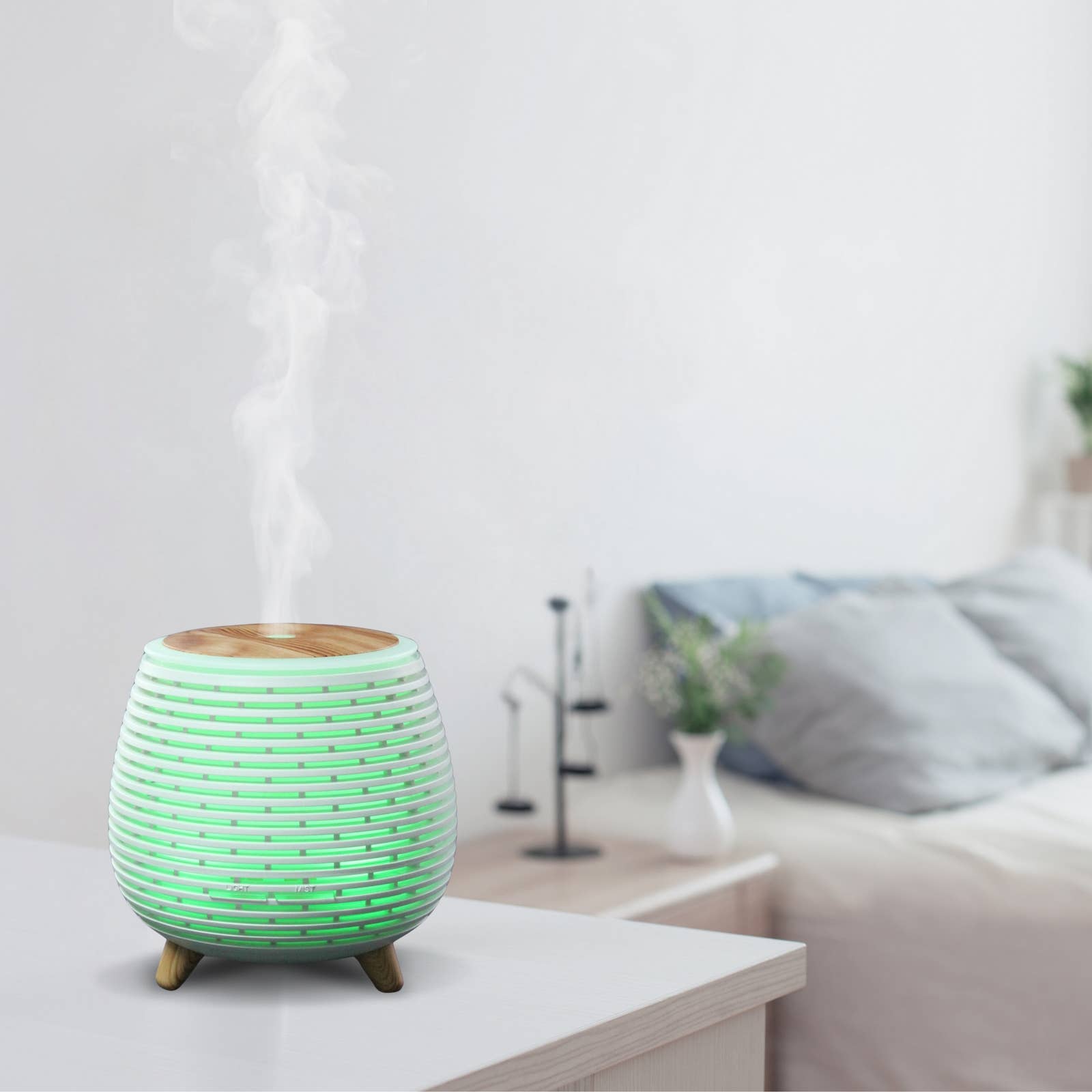 lina diffuser met groen licht op een nachttafel