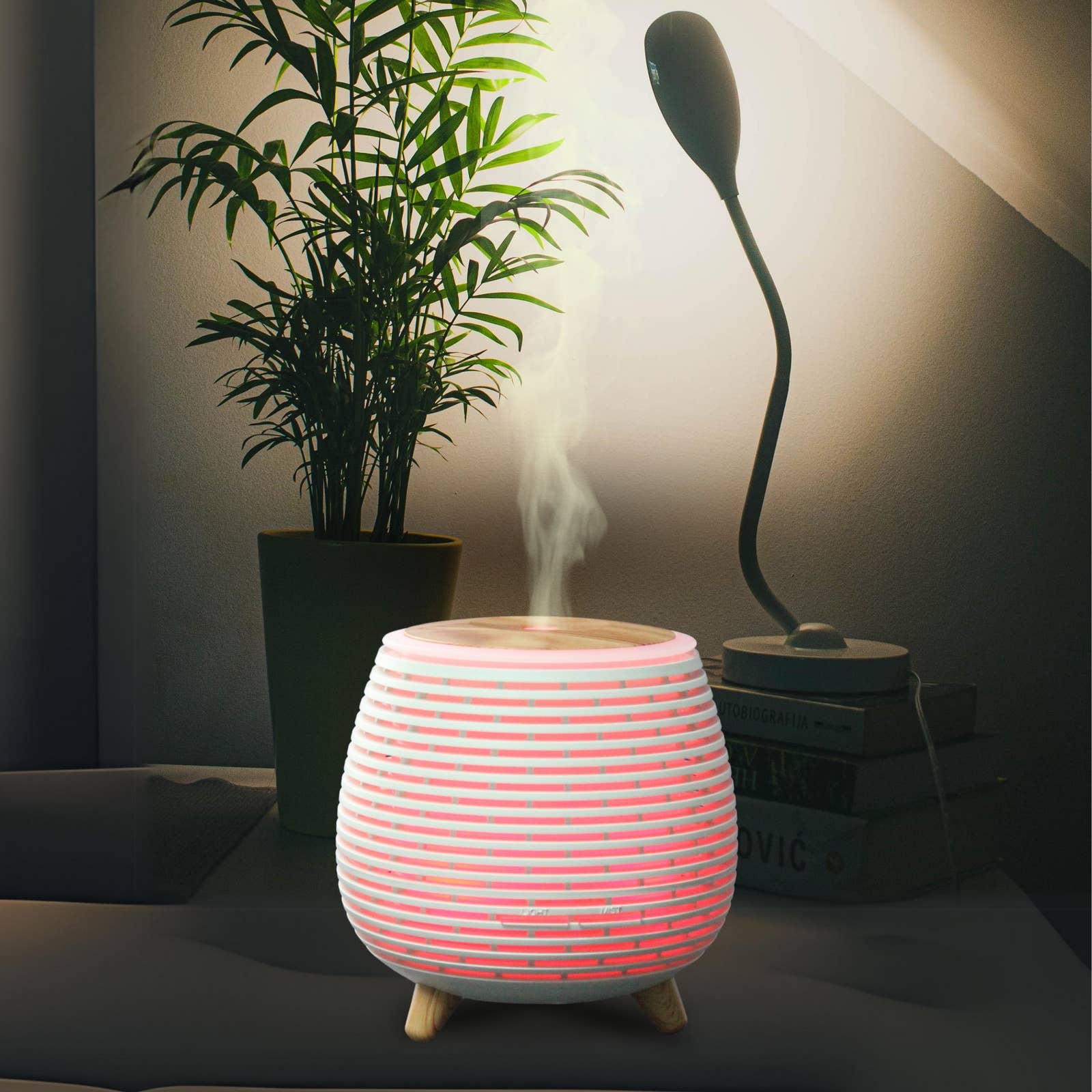 lina diffuser rood licht in woonkamer bij avondlicht