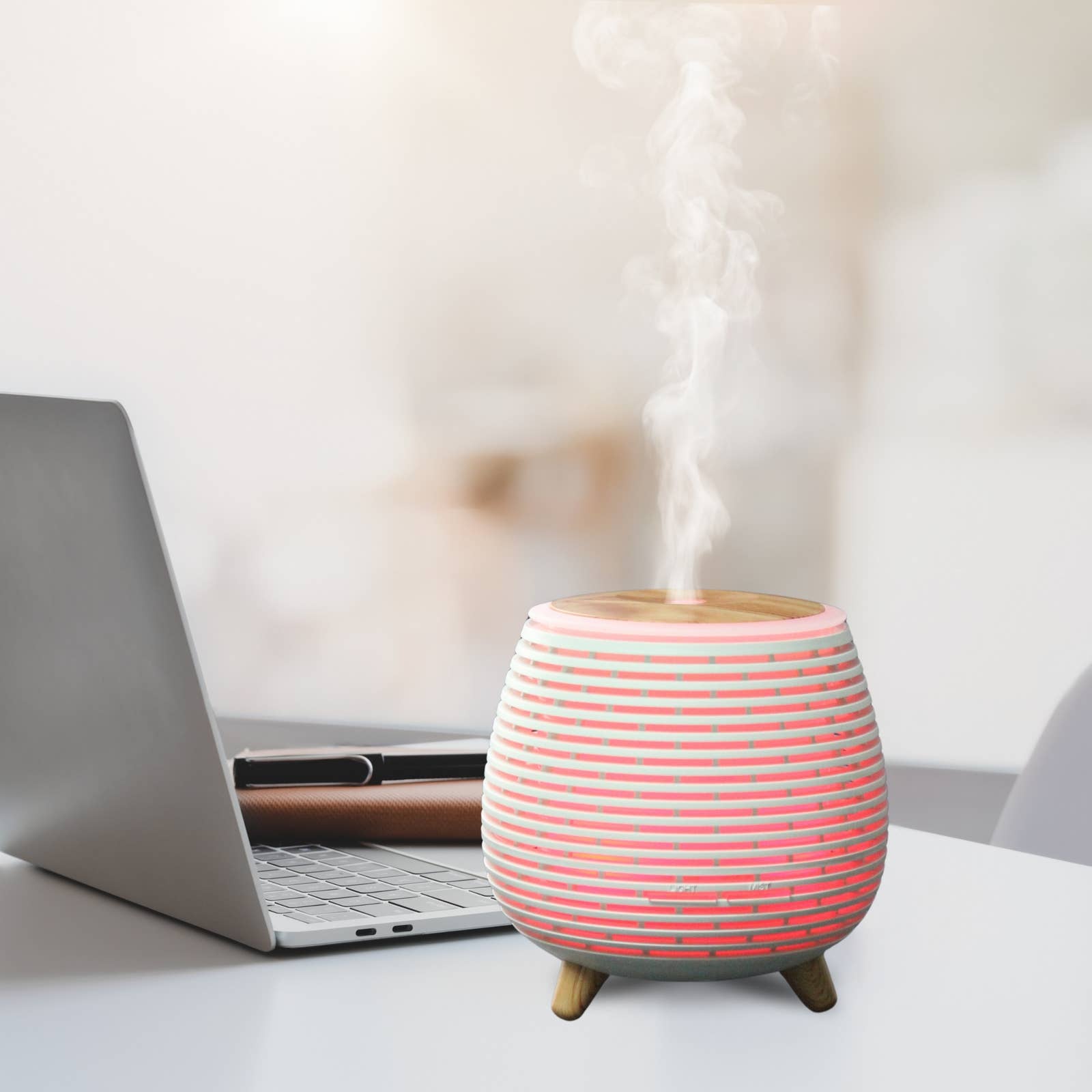 lina diffuser met rood licht bij een laptop