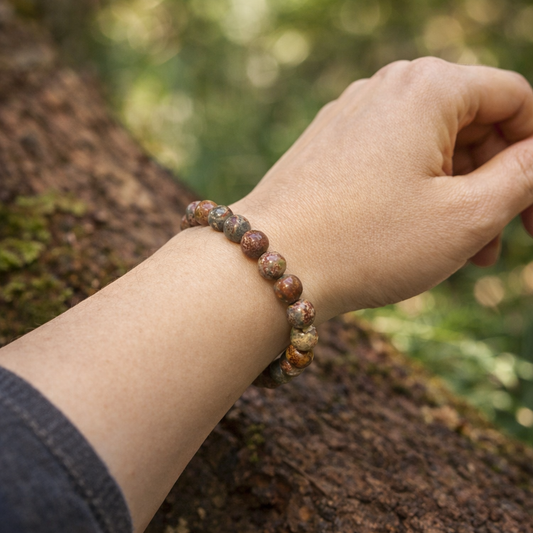 luipaard jaspis kralenarmband aan de arm