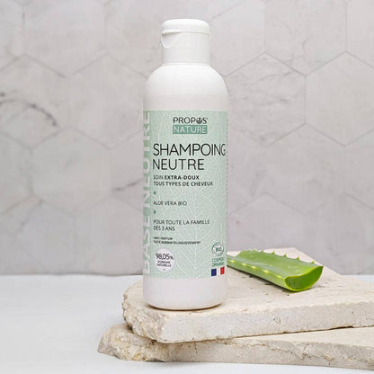 neutrale shampoo van propos' nature met een stengel aloe vera