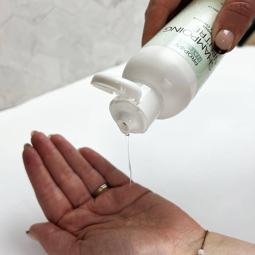 hand gietend met een fles neutrale shampoo van Propos' Nature