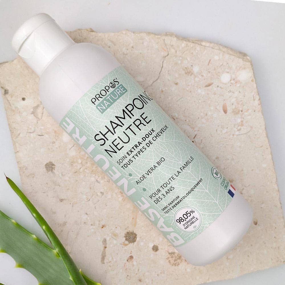 fles neutrale shampoo van propos' nature liggend op een stuk natuursteen