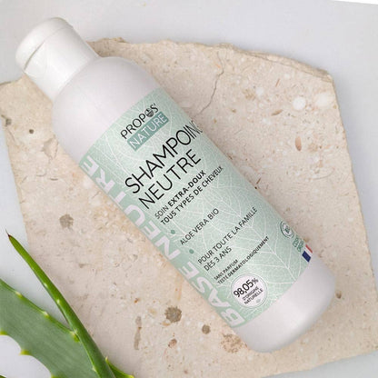 fles neutrale shampoo van propos' nature liggend op een stuk natuursteen