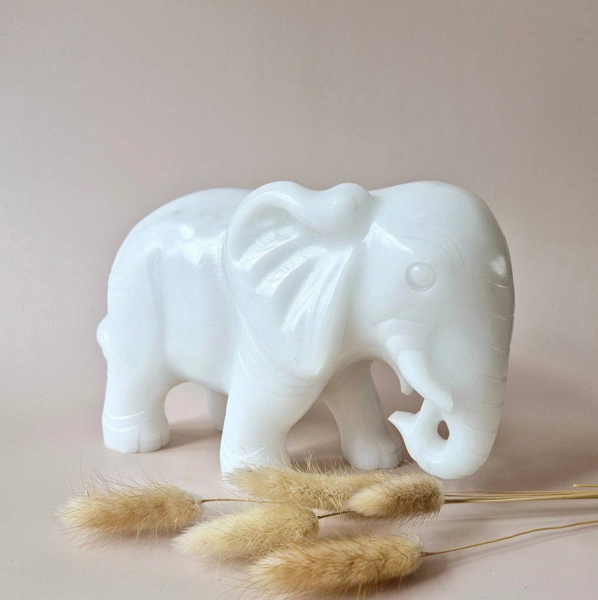 witte jade olifant met gedroogde bloemen 