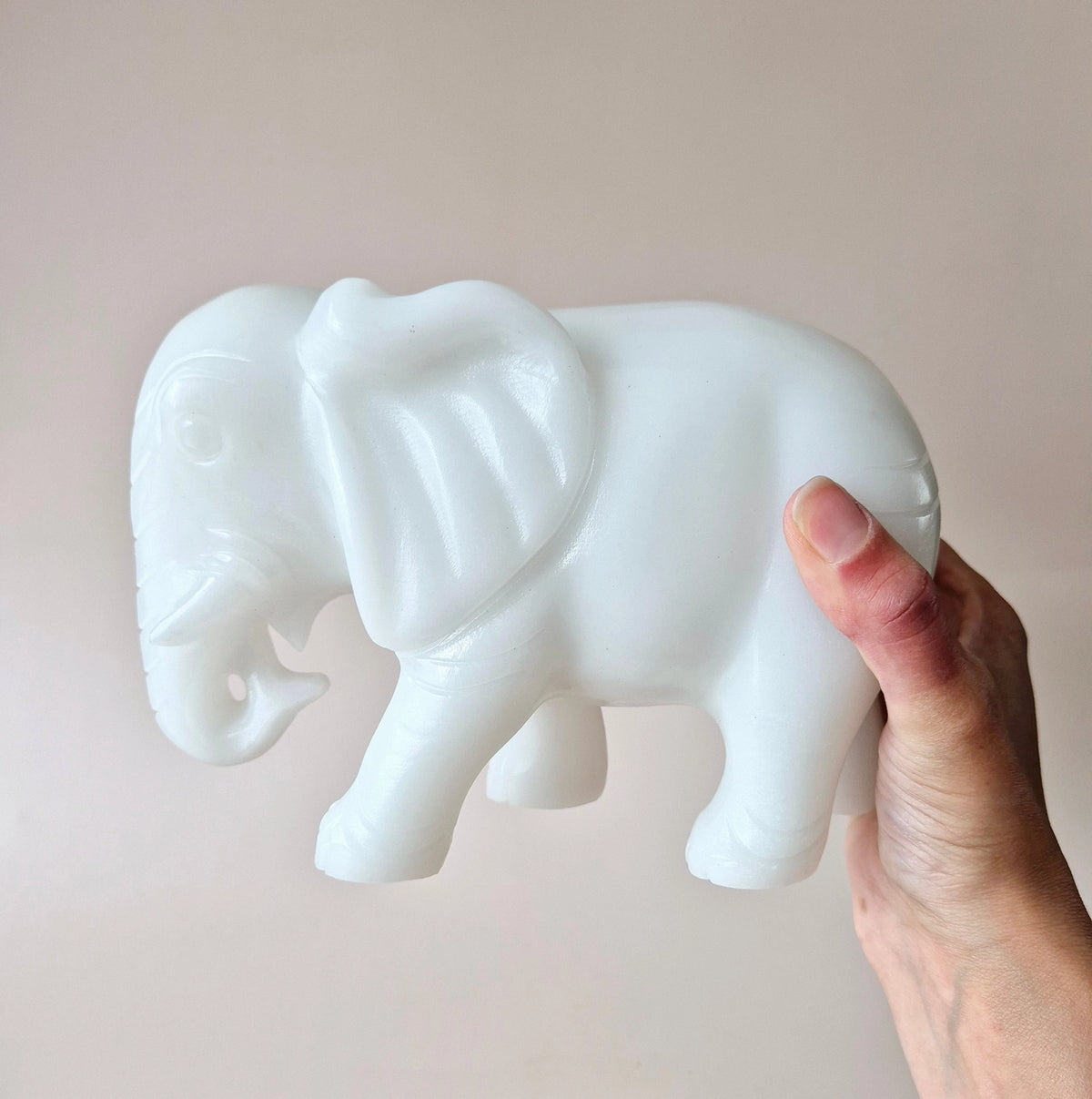 witte jade olifant in de hand