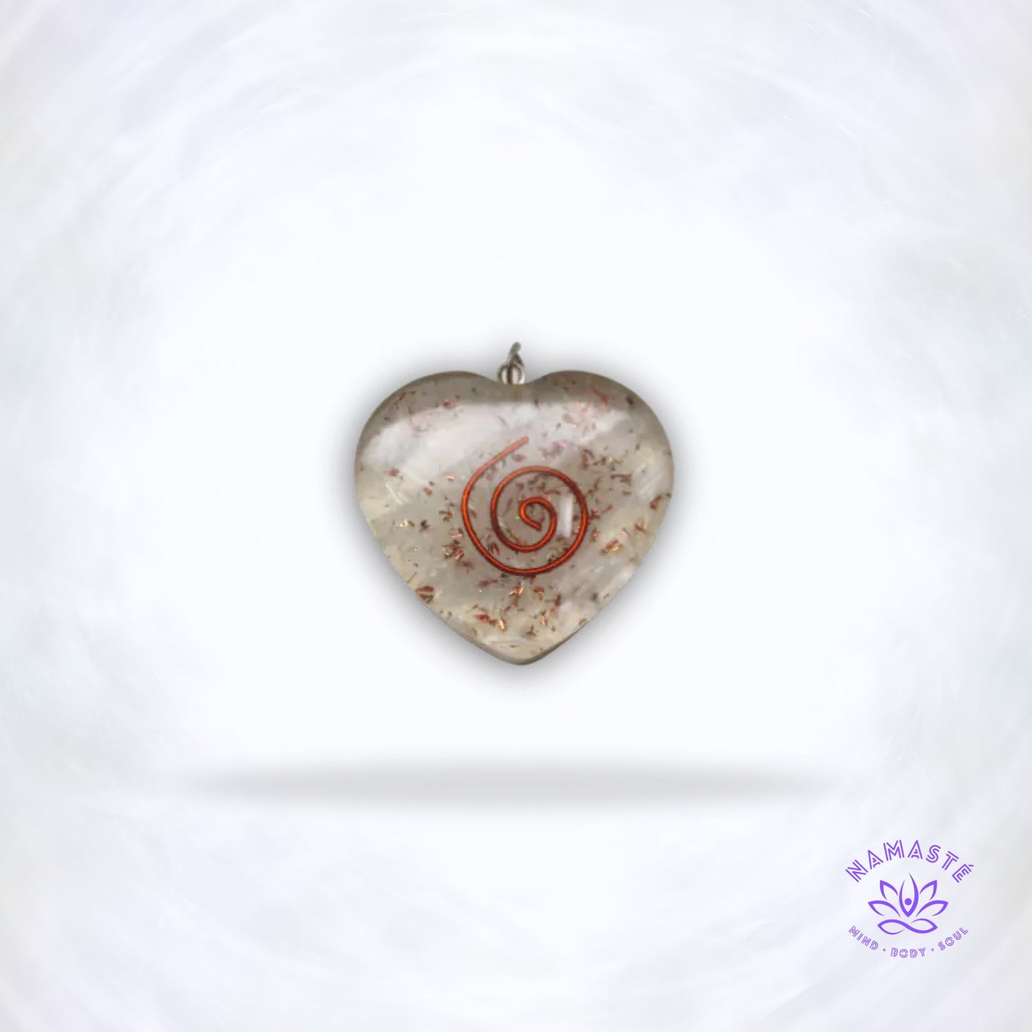 Orgonite hanger hartvorm met seleniet en spiraalsymbool – energetische bescherming.