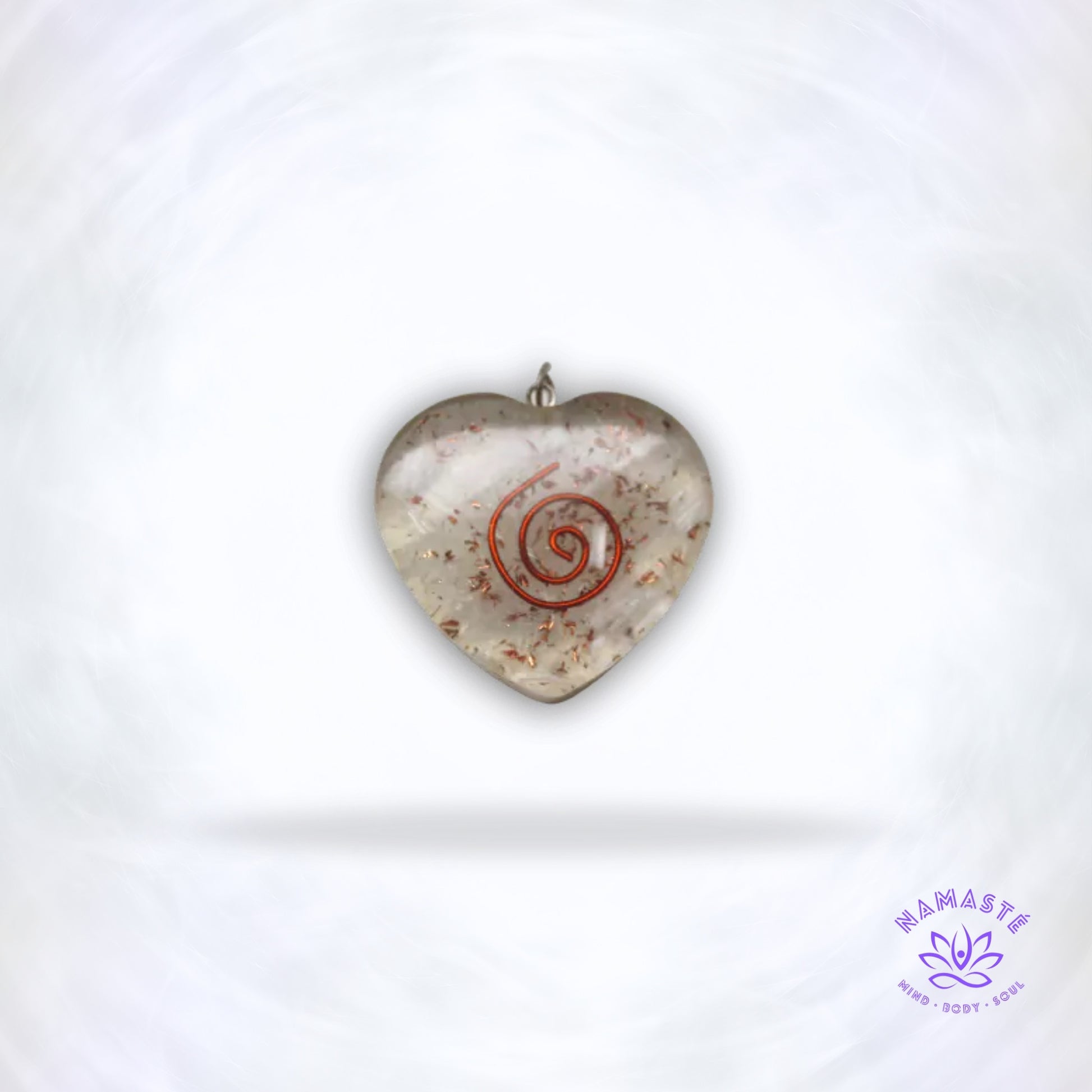 Orgonite hanger hartvorm met seleniet en spiraalsymbool – energetische bescherming.