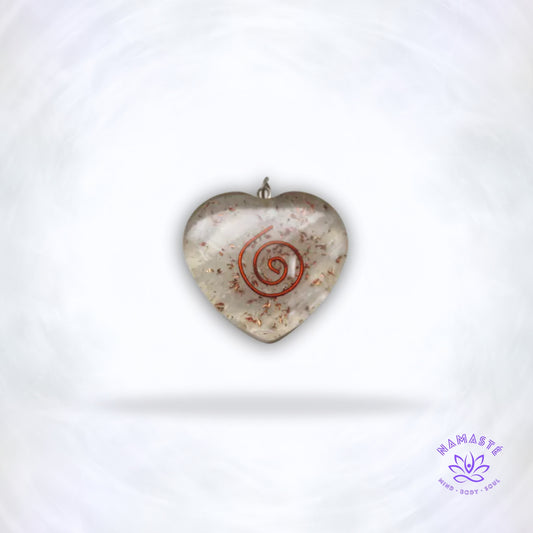 Orgonite hanger hartvorm met seleniet en spiraalsymbool – energetische bescherming.