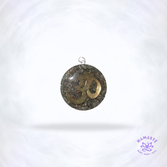 Orgonite hanger rond met OHM-symbool en pyriet – energetische bescherming.