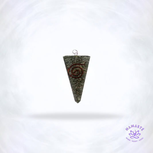 Orgonite hanger in puntvorm met pyriet – aardende beschermhanger.