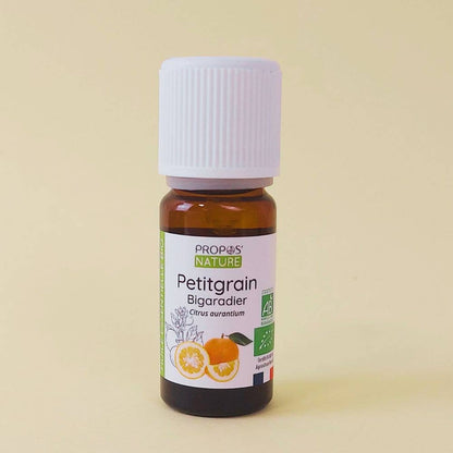 petitgrain olie propos'nature op een beige achtergrond
