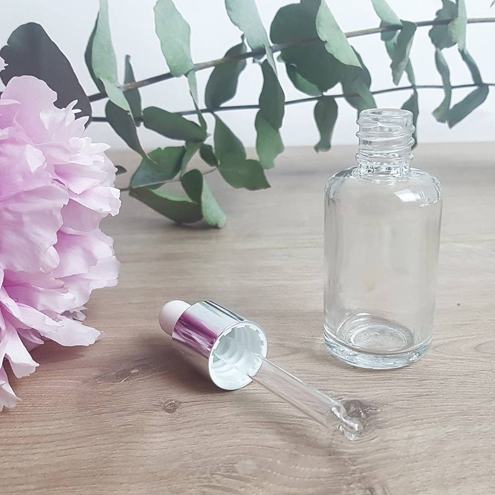 leeg pipet flesje geopend met bloemen erbij