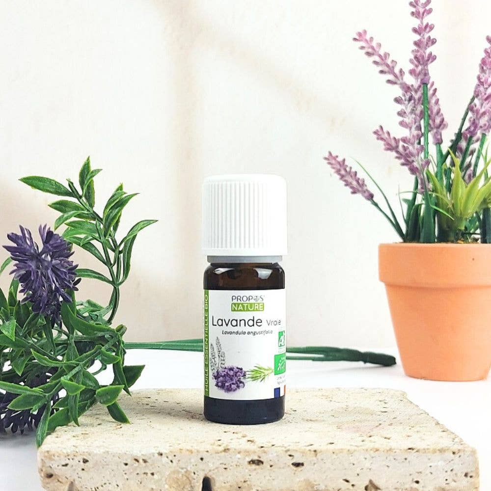 propos'nature echte lavendel olie omringd met lavendelbloemen