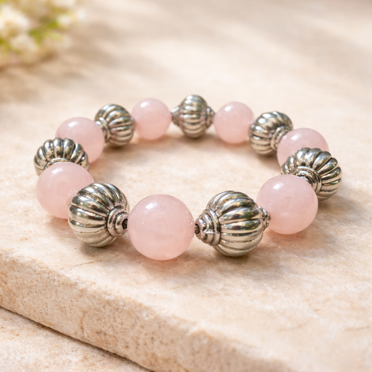 rozenkwarts armband op steen