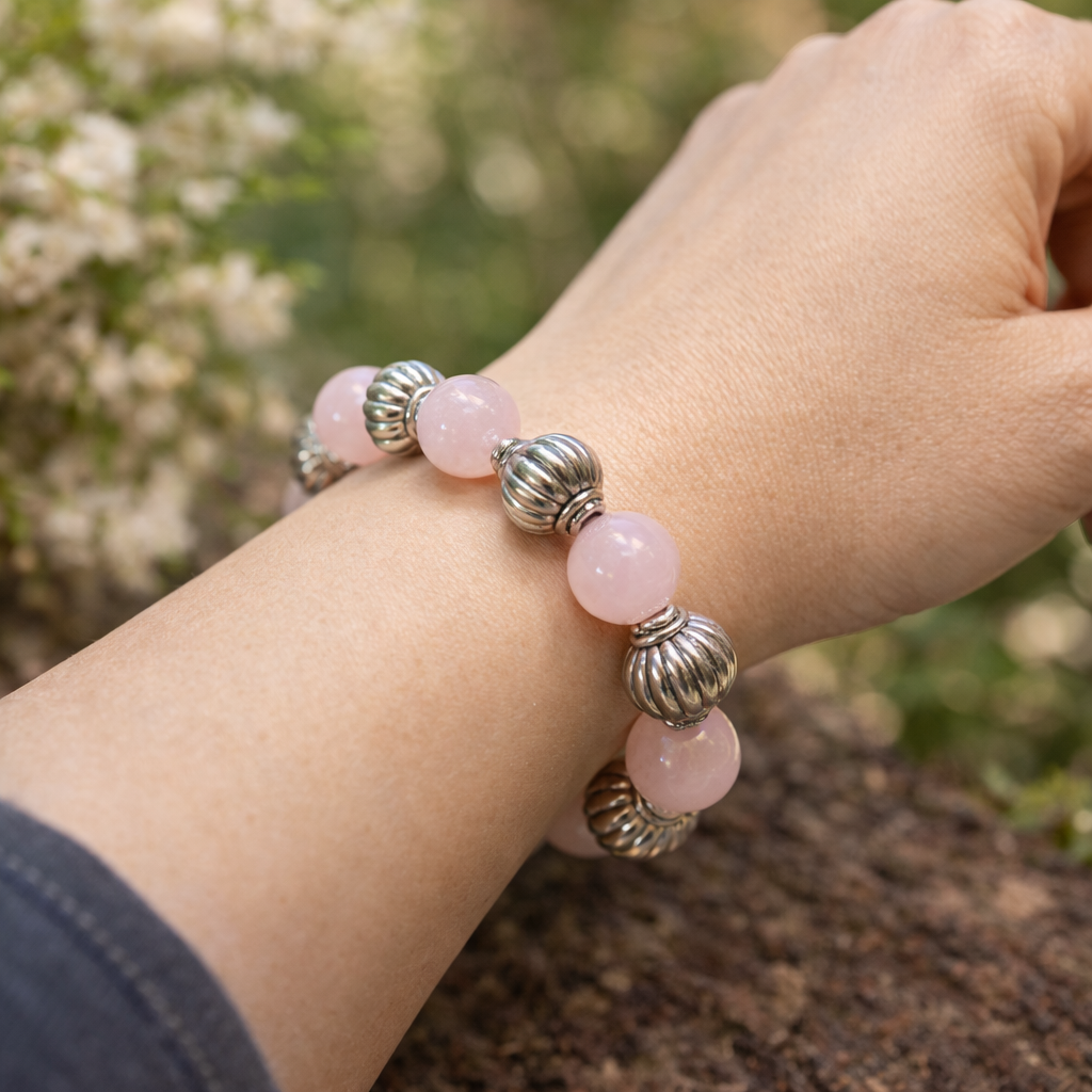 rozenkwarts armband rond de arm