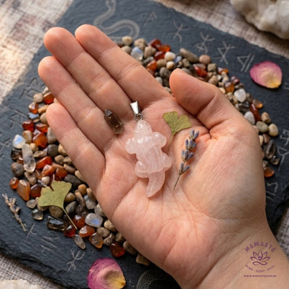 Rozenkwarts salamander in de hand met een spirituele ondergrond