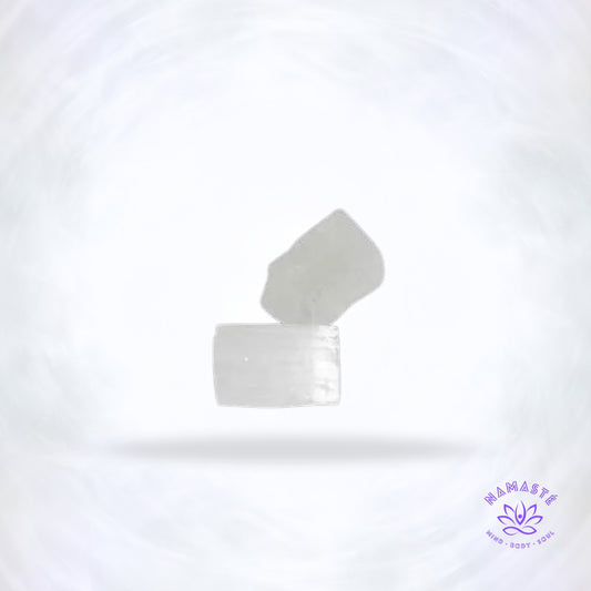 Rustiek natuurlijk selenietblokje van 25 g met klein gat – reinigend kristal voor rituelen.