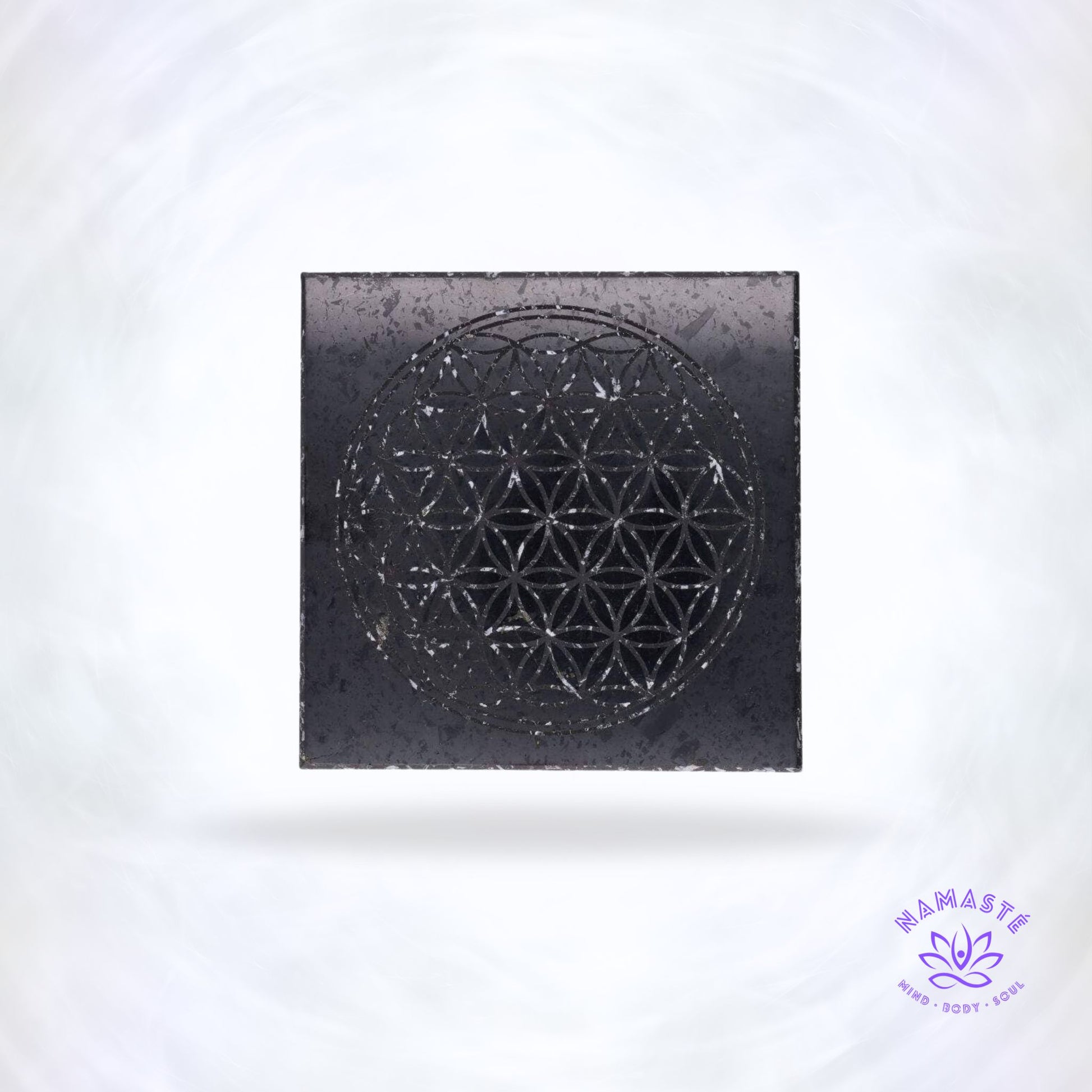 shungiet plaat met levensbloem