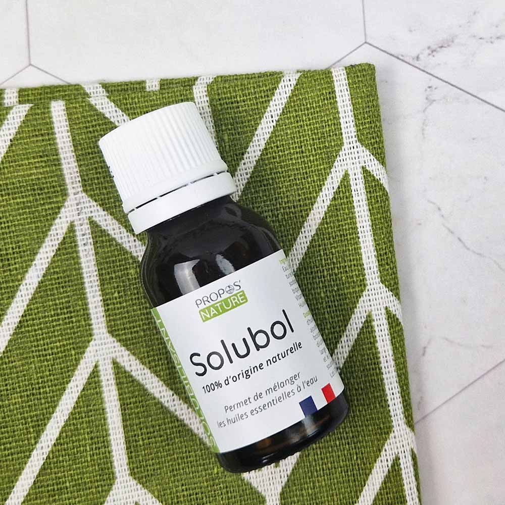 flesje solubol van propos' nature liggend op een doek