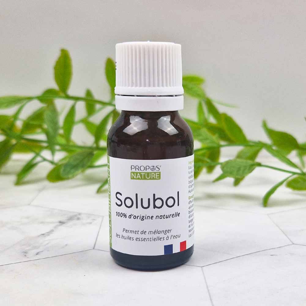 flesje solubol van propos' nature met wat planten op de achtergrond