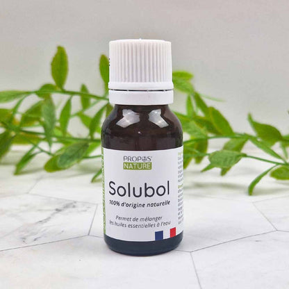 flesje solubol van propos' nature met wat planten op de achtergrond