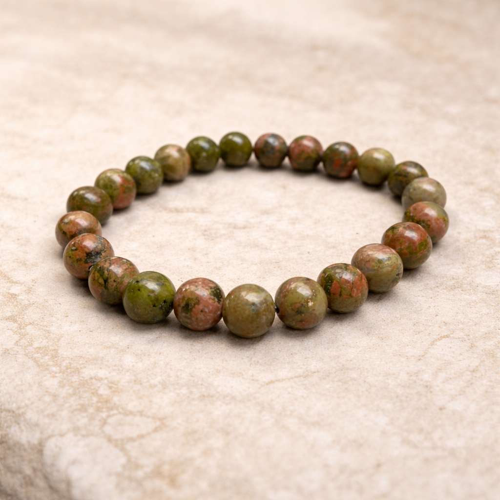 unakiet kralenarmband op steen