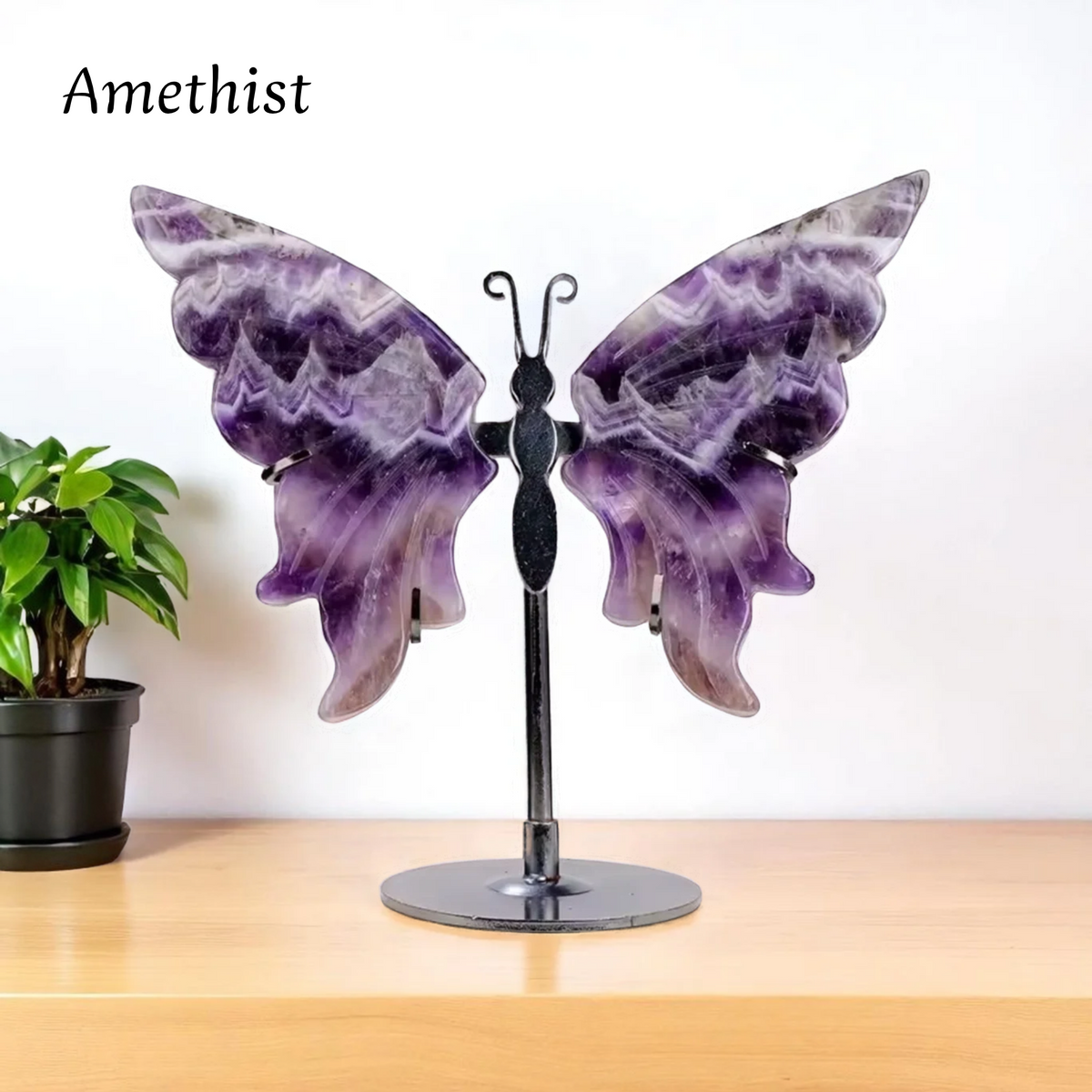 prachtige handgegraveerde vlinder op standaard in amethist